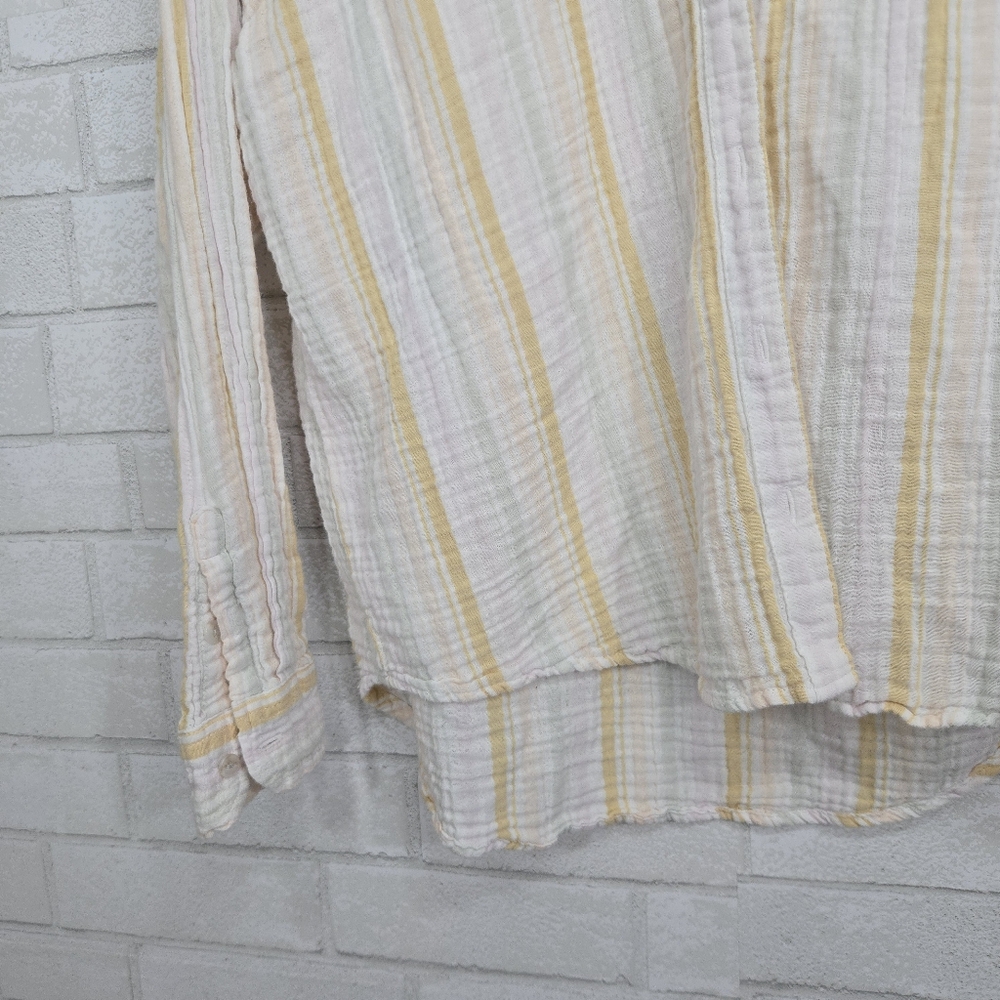 Universal Thread button down top - Picture 2 of 13